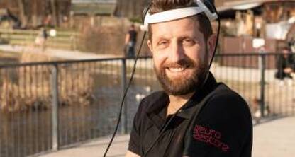 Paciente cuadripléjico vuelve a caminar gracias a un dispositivo neuronal